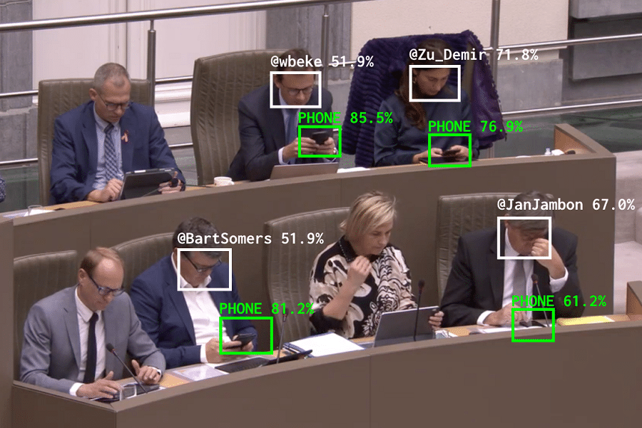 Intelligenza artificiale becca i politici distratti al telefono durante le sedute