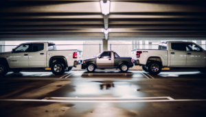 Slate Truck compatto parcheggiato in città con abitacolo spazioso