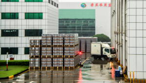 Fonderia cinese che produce chip ai huawei con macchinari avanzati e operatori al lavoro